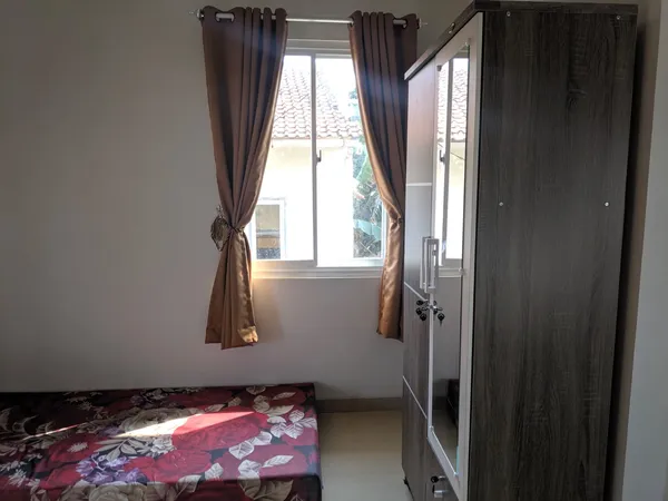 Fasilitas kamar utama Kost Bagus Stan bersih lengkap