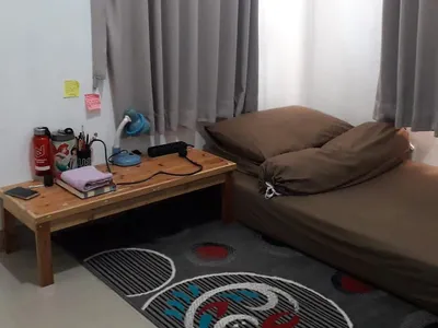 Meja belajar dan kursi kerja produktif di Kost Bagus Stan